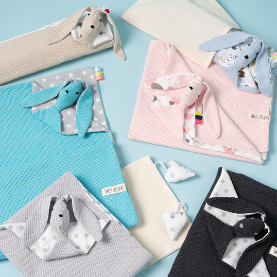 Mikos Kocyk dziecięcy z ozdobnym króliczkiem wykonany z 100% bio bawełny organicznej z certyfikatem GOTS dwustronny dzianinowy cienki na lato do wózka łóżeczka do przedszkola niemowlęcy tkany 1041 szary/grochy