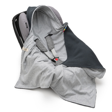 Mikos Kocyk becik rożek niemowlęcy śpiworek otulacz z kapturem do fotelika samochodowego wózka nosidełka wykonany z bio bawełny organicznej z certyfikatem GOTS 1045 grafitowy